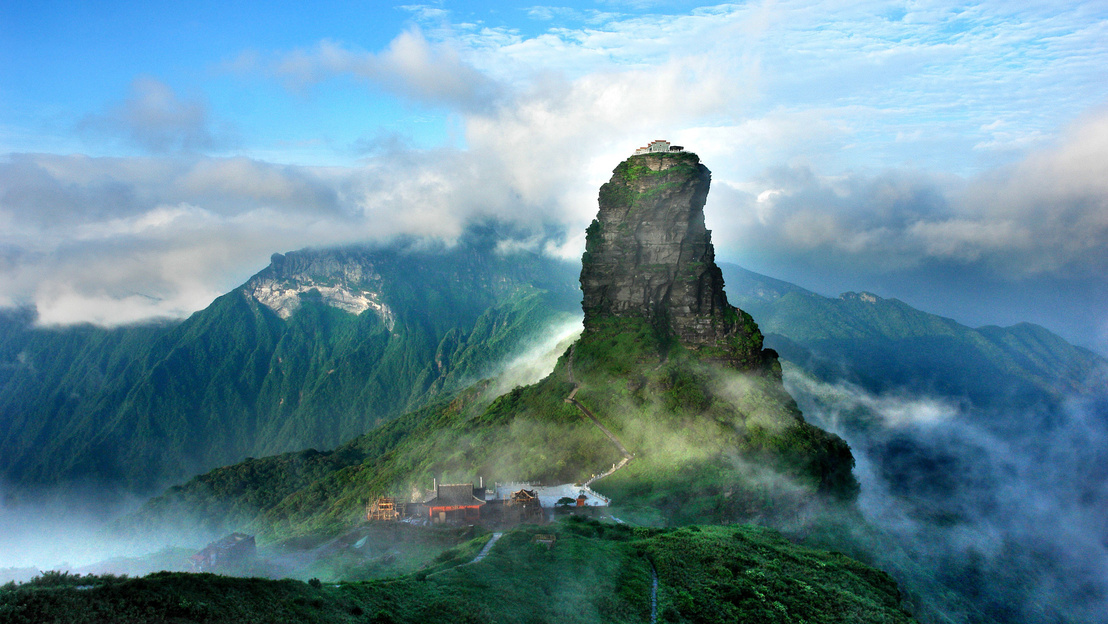 Kész modern ház ablakokkal